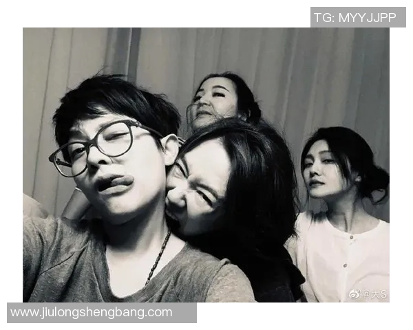 赵匡胤与足球明星亲密合影展现历史与现代体育的完美结合