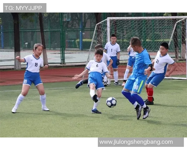 足球明星亲临赛场为儿子助威展现父爱与运动激情