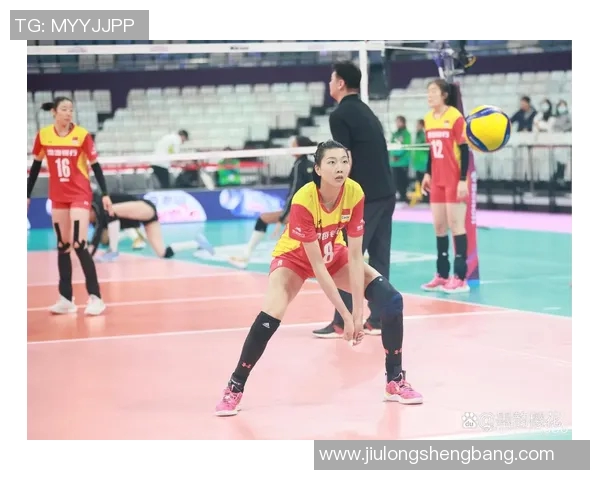 足球明星在赛场上挥洒汗水的高清瞬间展现运动激情与拼搏精神