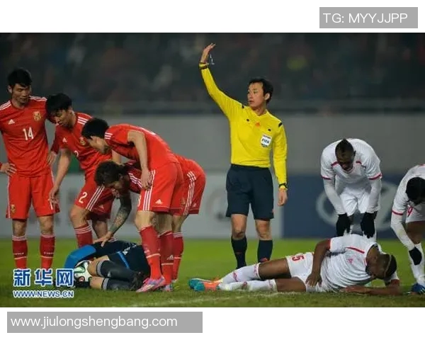 足球明星跪求停战视频引发全球关注呼吁和平与团结的强烈反响