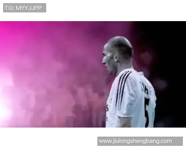 足球明星扔鞋瞬间高清照片展现运动激情与个性风采 足球明星扔鞋瞬间高清照片展现运动激情与个性风采